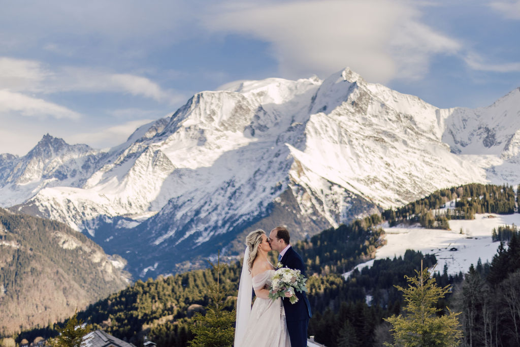 Mariés dans la neige mariée marié bride groom ski station