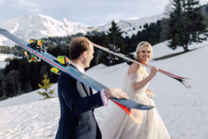 Mariés dans la neige mariés à ski mariée marié bride groom ski station