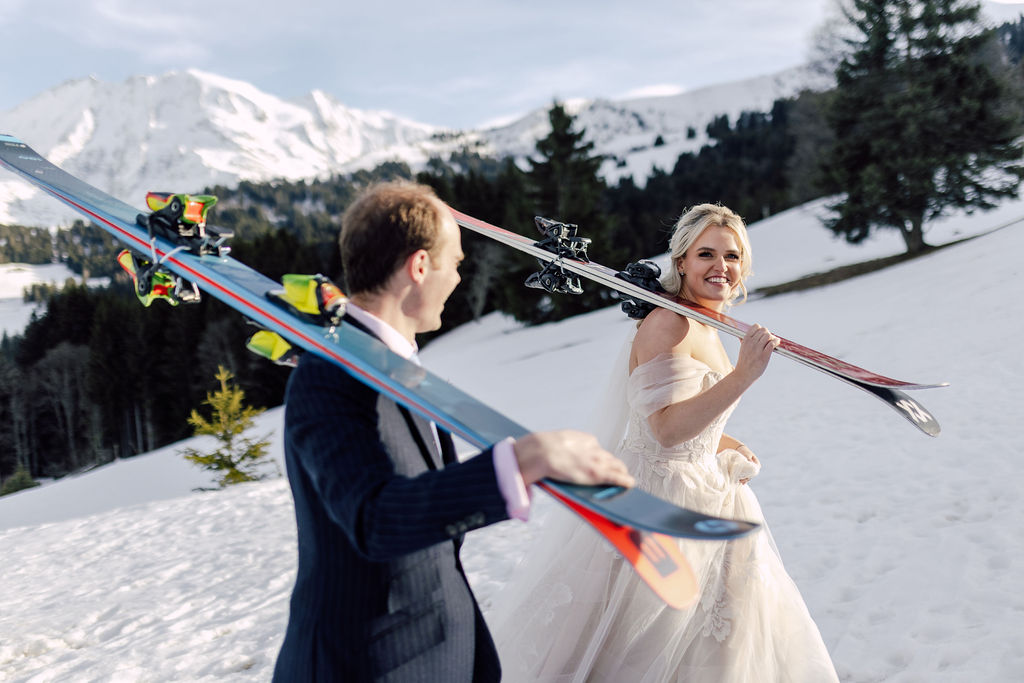 Mariés dans la neige mariés à ski mariée marié bride groom ski station