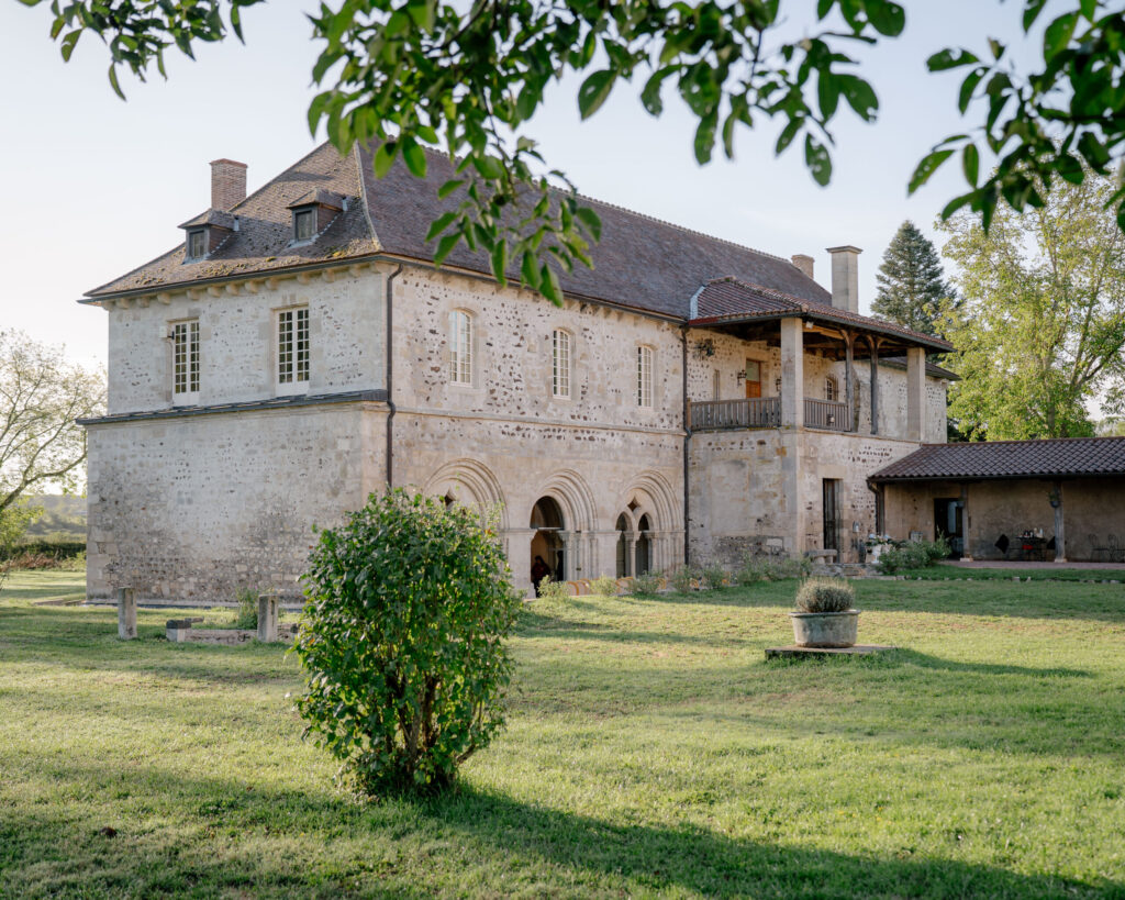 Lieu auvergne, lieu de réception, lieu de mariage, abbaye, jardin