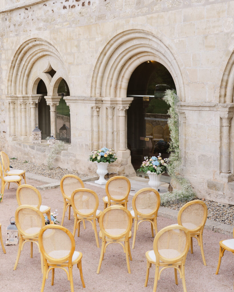 cérémonie laique, chaises, lieu de réception, lieu auvergne, abbaye saint gilbert, allier