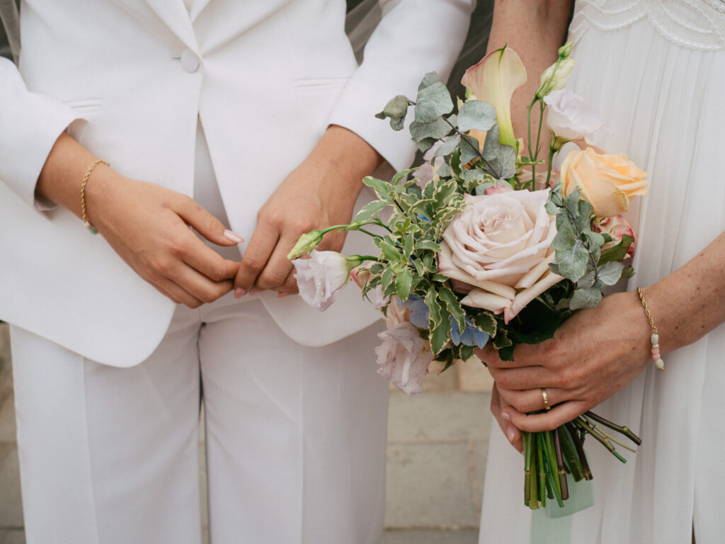 mariée, mariage lgbtq+, bouquet de mariée, costume mariée, détails