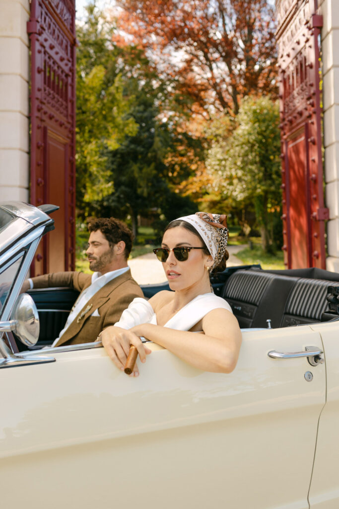 Le couple de Mariés dans une voiture, un peu sauvage,